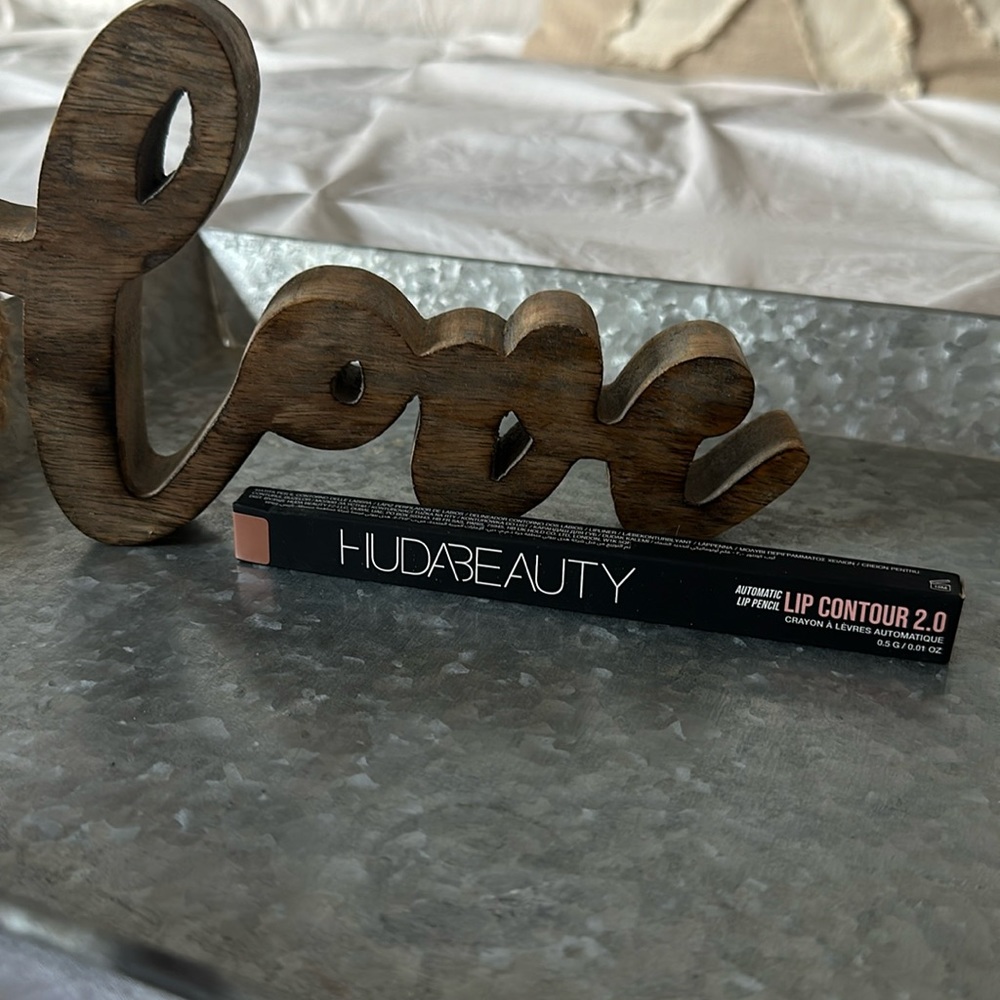 BNIB HUDA Lip Pencil